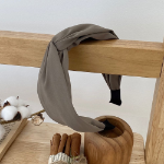 Простой однотонный перекрученный ободок-бандана — универсальный аксессуар на каждый день