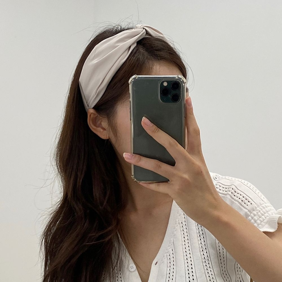 Простой однотонный перекрученный ободок-бандана — универсальный аксессуар на каждый день