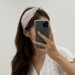 Простой однотонный перекрученный ободок-бандана — универсальный аксессуар на каждый день