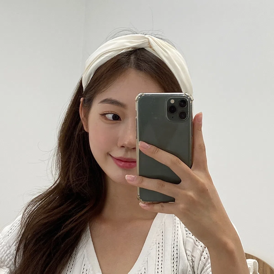 Простой однотонный перекрученный ободок-бандана — универсальный аксессуар на каждый день