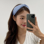 Простой однотонный перекрученный ободок-бандана — универсальный аксессуар на каждый день