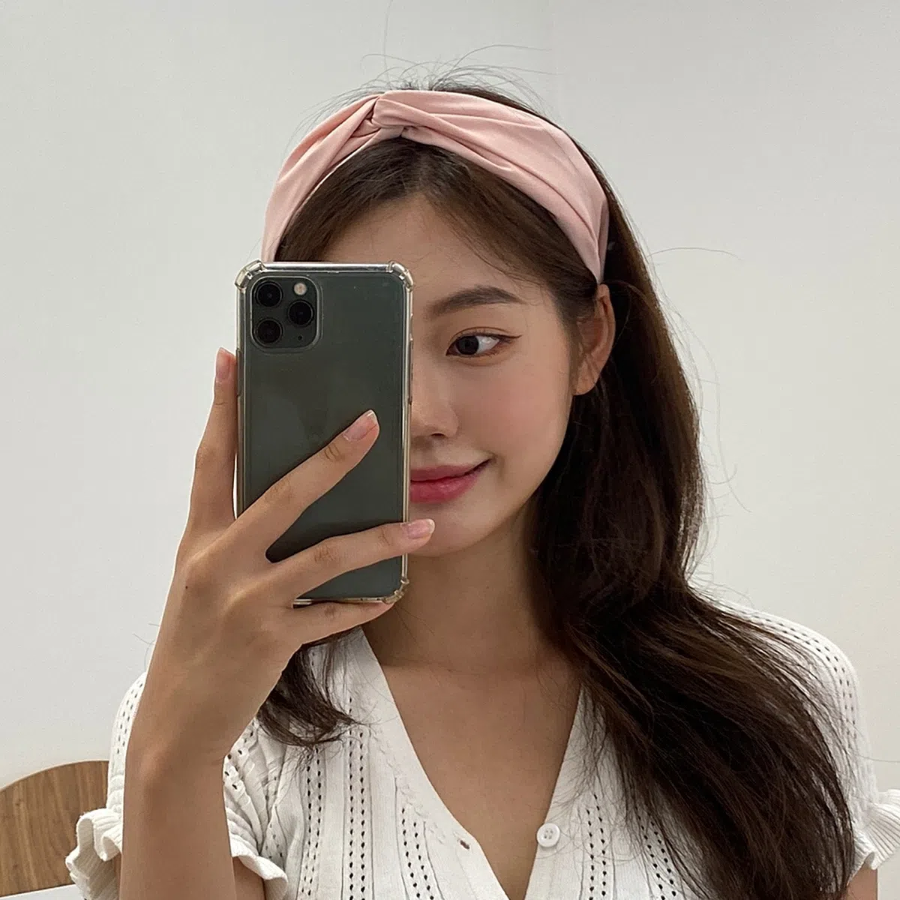 Простой однотонный перекрученный ободок-бандана — универсальный аксессуар на каждый день