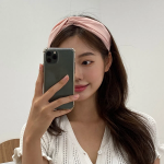 Простой однотонный перекрученный ободок-бандана — универсальный аксессуар на каждый день