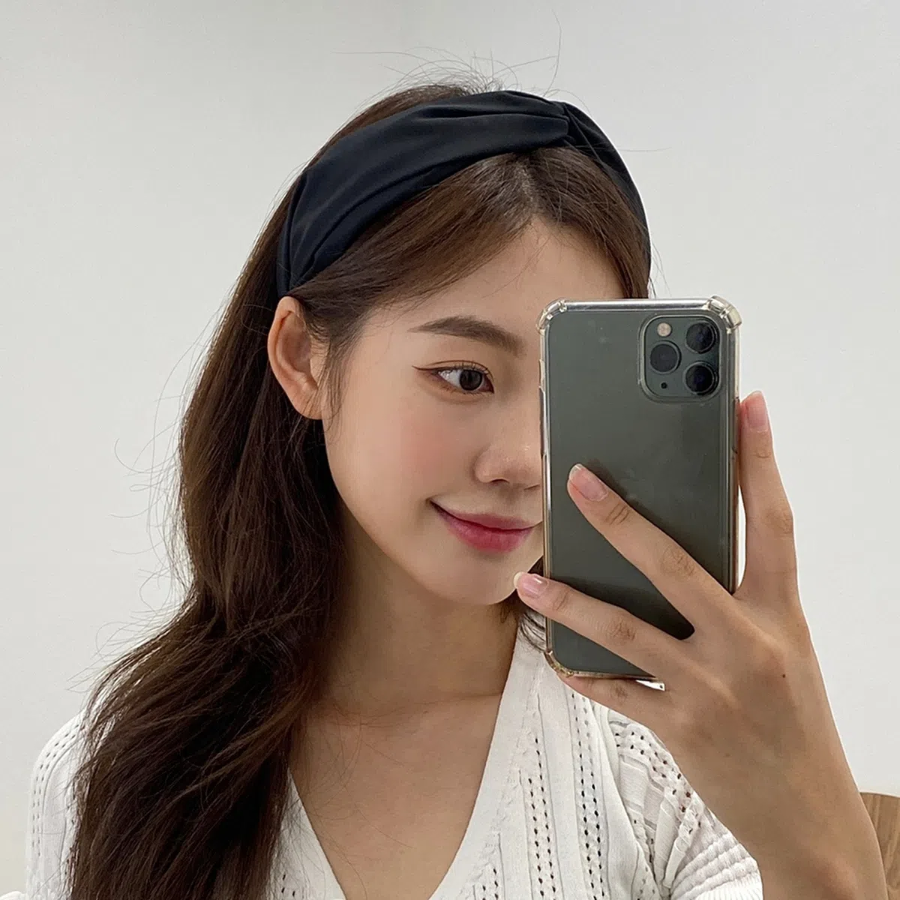 Простой однотонный перекрученный ободок-бандана — универсальный аксессуар на каждый день