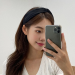 Простой однотонный перекрученный ободок-бандана — универсальный аксессуар на каждый день