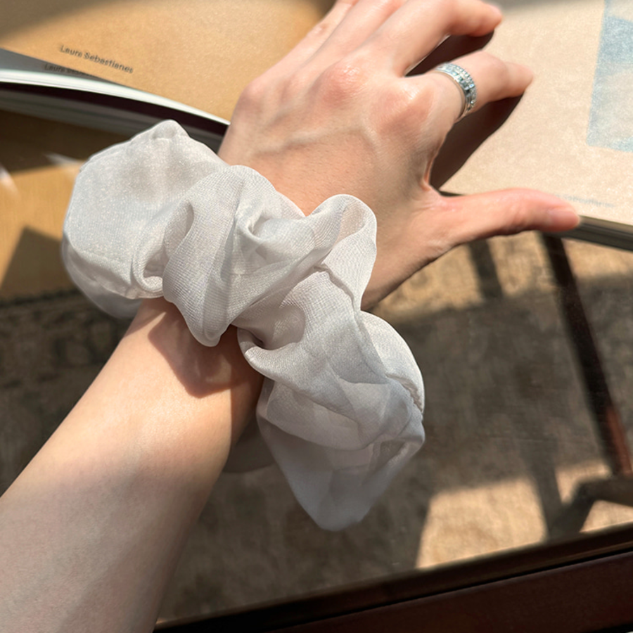 Пышная шифоновая биг-скранчи с эффектом слоистости — воздушная резинка для волос на каждый день