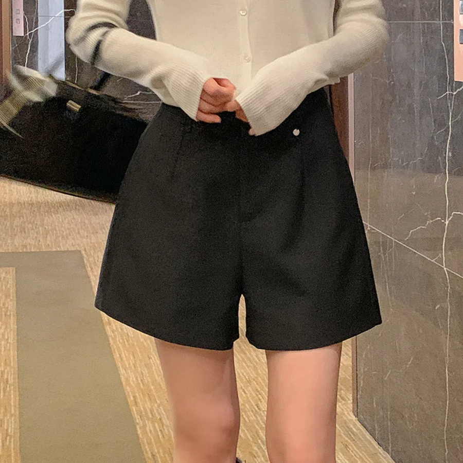 Женские классические шорты с декоративной подвеской