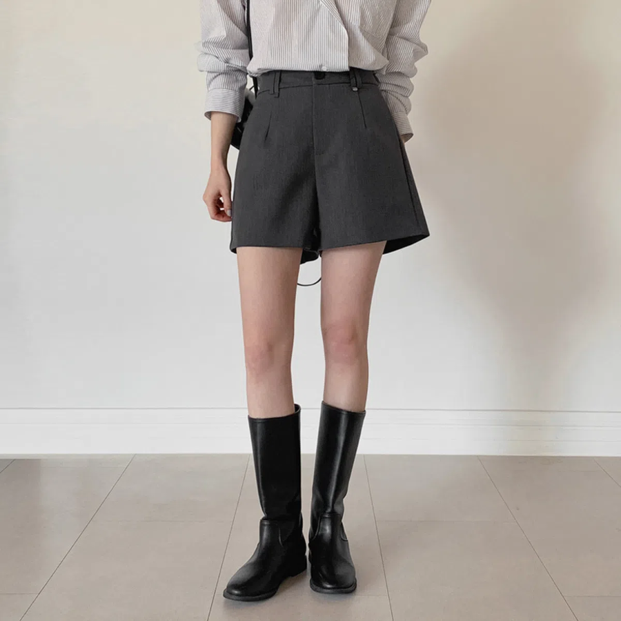 Женские классические шорты с декоративной подвеской