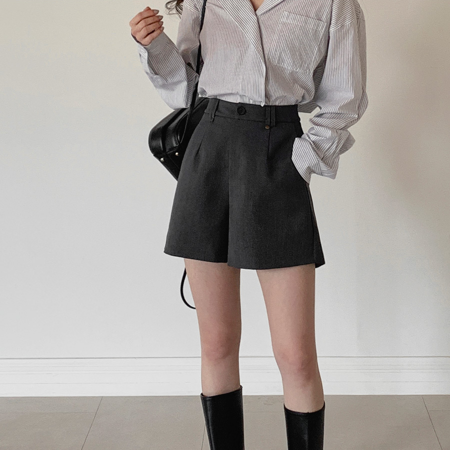 Женские классические шорты с декоративной подвеской