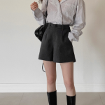 Женские классические шорты с декоративной подвеской