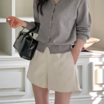 Женские классические шорты с декоративной подвеской