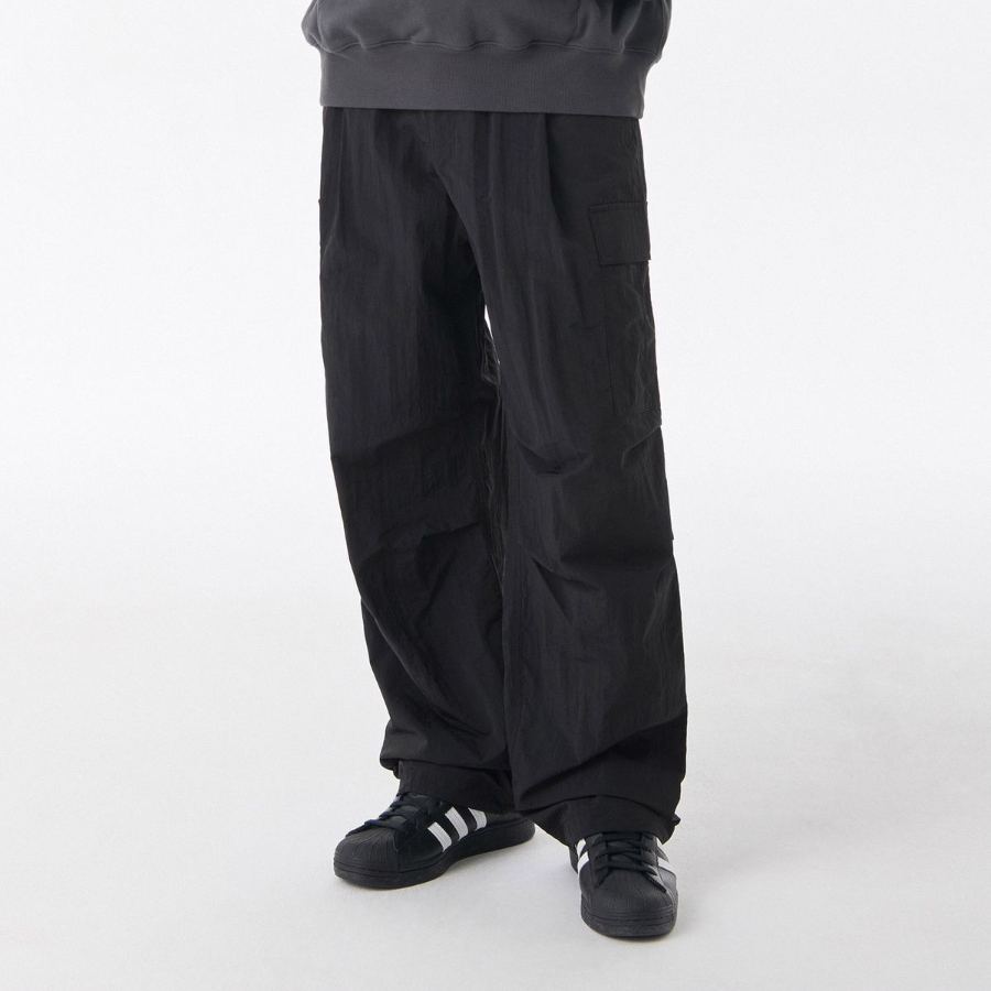 Nylon One-Tuck Parachute Cargo Pants [Black]