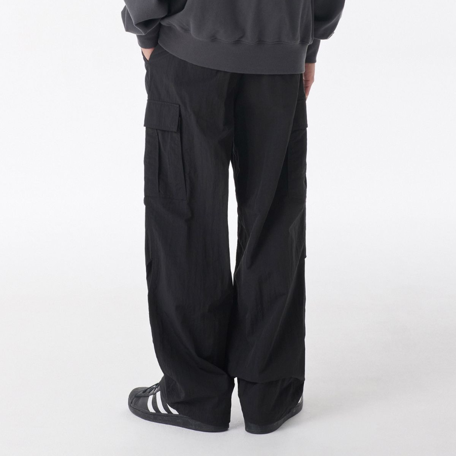 Nylon One-Tuck Parachute Cargo Pants [Black]