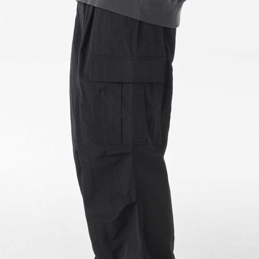 Nylon One-Tuck Parachute Cargo Pants [Black]