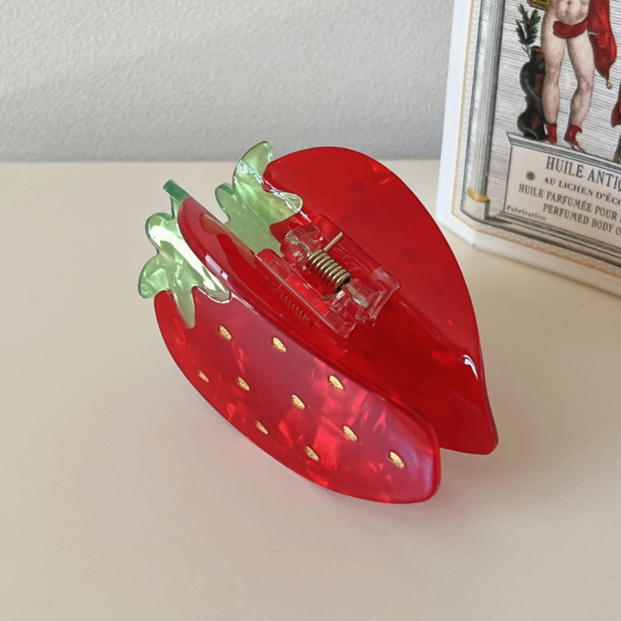 Яркая заколка-краб «Клубника» — милый акцент для полураспущенной причёски