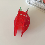 Яркая заколка-краб «Клубника» — милый акцент для полураспущенной причёски