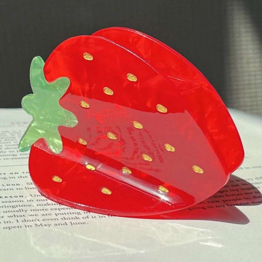 Яркая заколка-краб «Клубника» — милый акцент для полураспущенной причёски