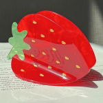 Яркая заколка-краб «Клубника» — милый акцент для полураспущенной причёски