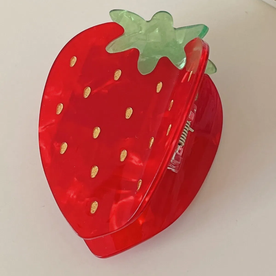 Яркая заколка-краб «Клубника» — милый акцент для полураспущенной причёски