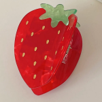 Яркая заколка-краб «Клубника» — милый акцент для полураспущенной причёски