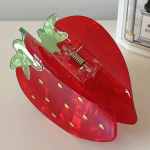 Яркая заколка-краб «Клубника» — милый акцент для полураспущенной причёски