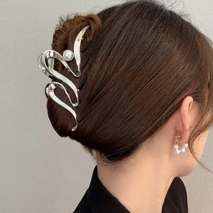 Жемчужная заколка-краб с волнообразным дизайном — элегантный акцент для длинных волос