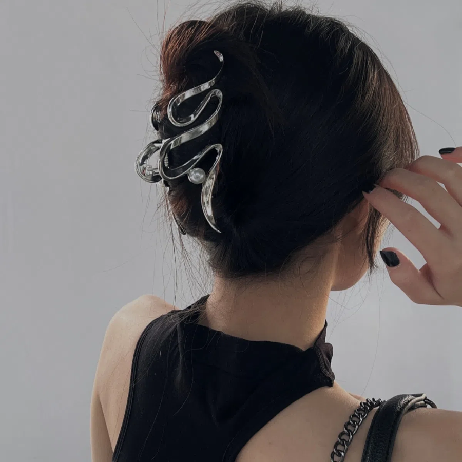 Жемчужная заколка-краб с волнообразным дизайном — элегантный акцент для длинных волос