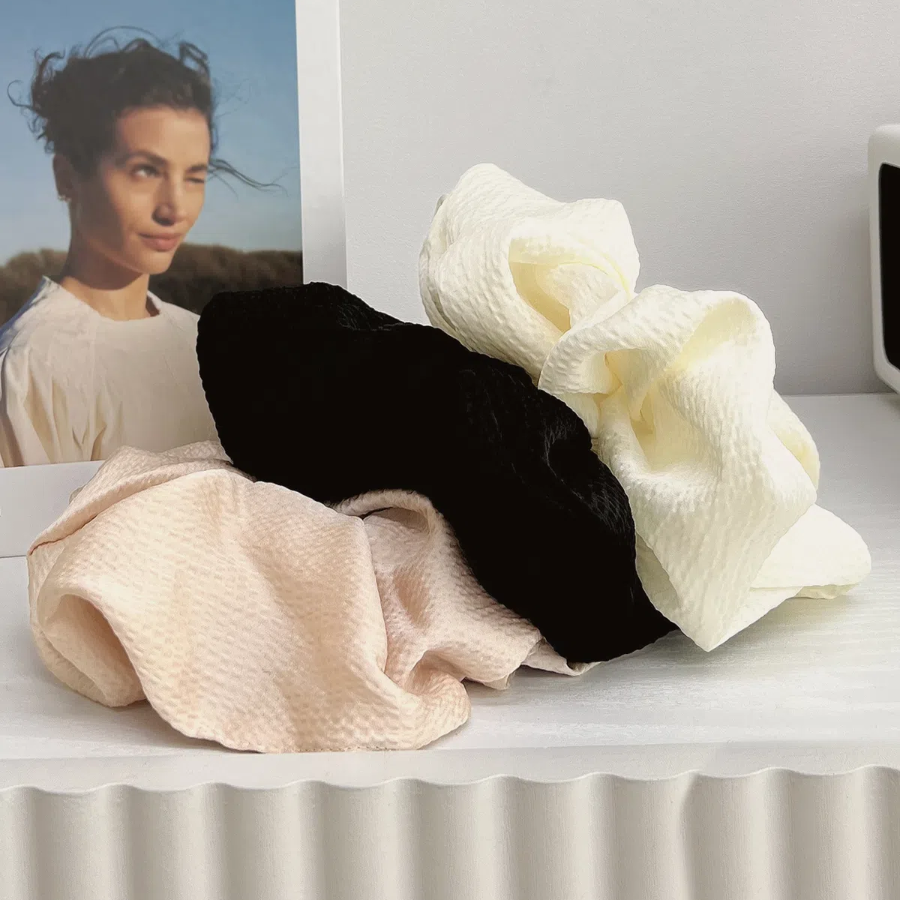 Объёмная широкая резинка-скранчи с эффектом эмбоссинга — акцент для пышных причёсок