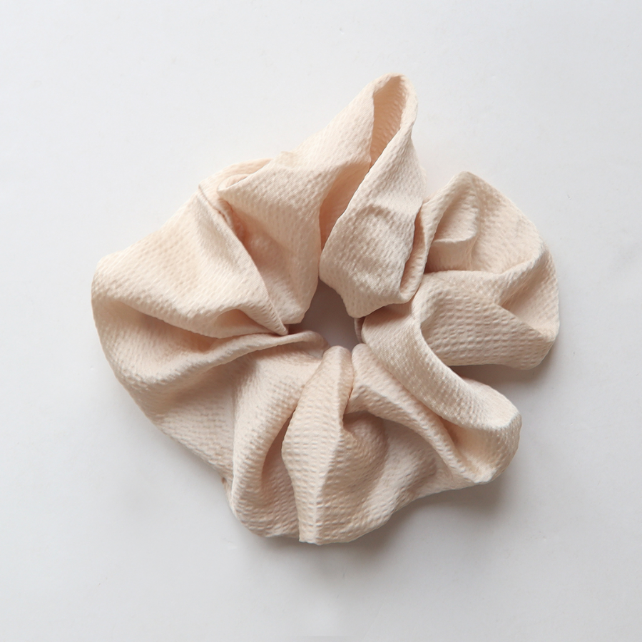 Объёмная широкая резинка-скранчи с эффектом эмбоссинга — акцент для пышных причёсок