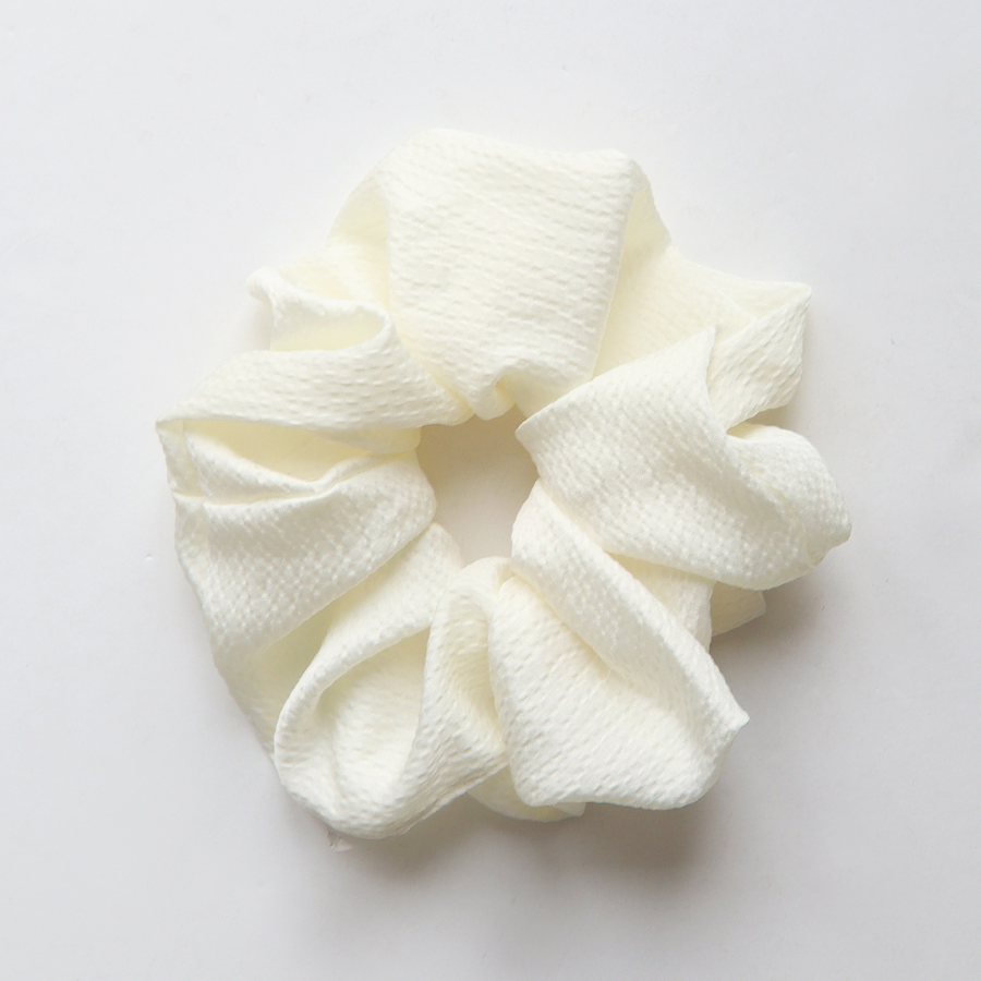 Объёмная широкая резинка-скранчи с эффектом эмбоссинга — акцент для пышных причёсок