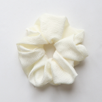 Объёмная широкая резинка-скранчи с эффектом эмбоссинга — акцент для пышных причёсок