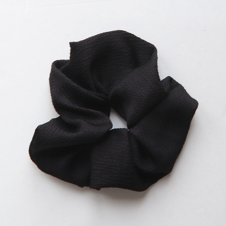 Объёмная широкая резинка-скранчи с эффектом эмбоссинга — акцент для пышных причёсок