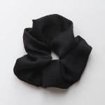 Объёмная широкая резинка-скранчи с эффектом эмбоссинга — акцент для пышных причёсок