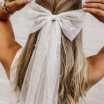 Заколка с фатином и жемчужным бантом DAGAMS — романтичный аксессуар для невесты и бридал-съёмки