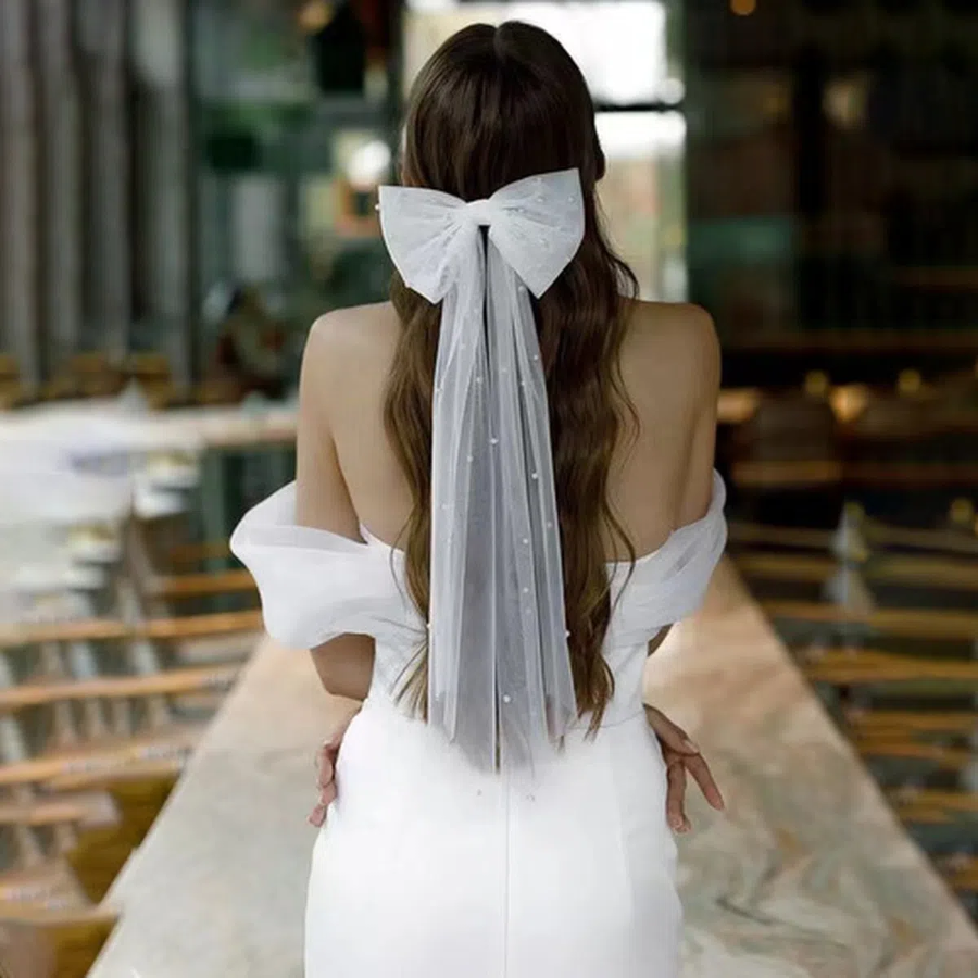 Заколка с фатином и жемчужным бантом DAGAMS — романтичный аксессуар для невесты и бридал-съёмки