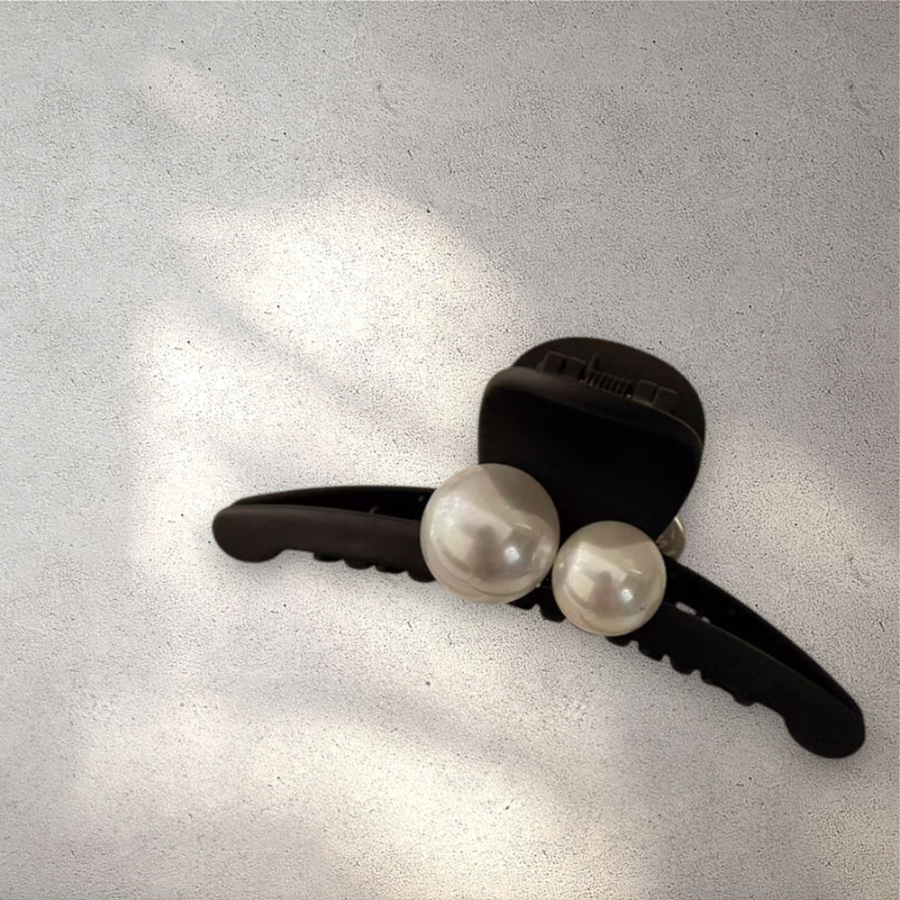 Жемчужная заколка-краб среднего размера с матовым покрытием — элегантный штрих для повседневных причёсок