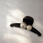 Жемчужная заколка-краб среднего размера с матовым покрытием — элегантный штрих для повседневных причёсок