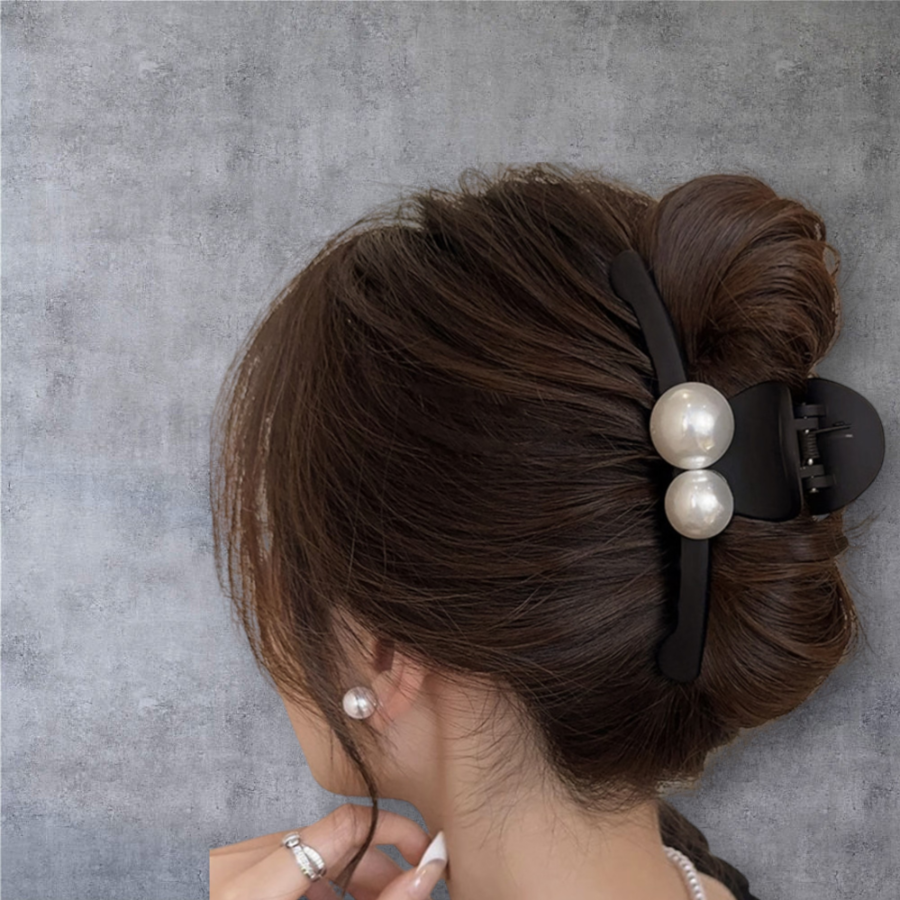 Жемчужная заколка-краб среднего размера с матовым покрытием — элегантный штрих для повседневных причёсок