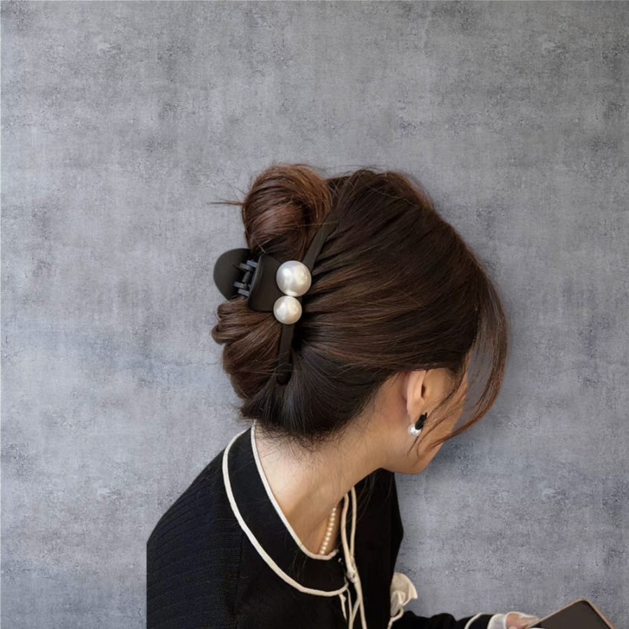 Жемчужная заколка-краб среднего размера с матовым покрытием — элегантный штрих для повседневных причёсок