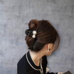 Жемчужная заколка-краб среднего размера с матовым покрытием — элегантный штрих для повседневных причёсок