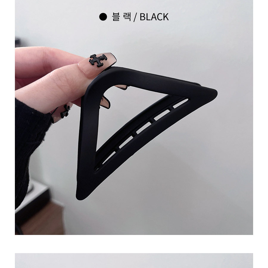 Женская заколка-краб в форме треугольника — современный акцент в стиле минимализм