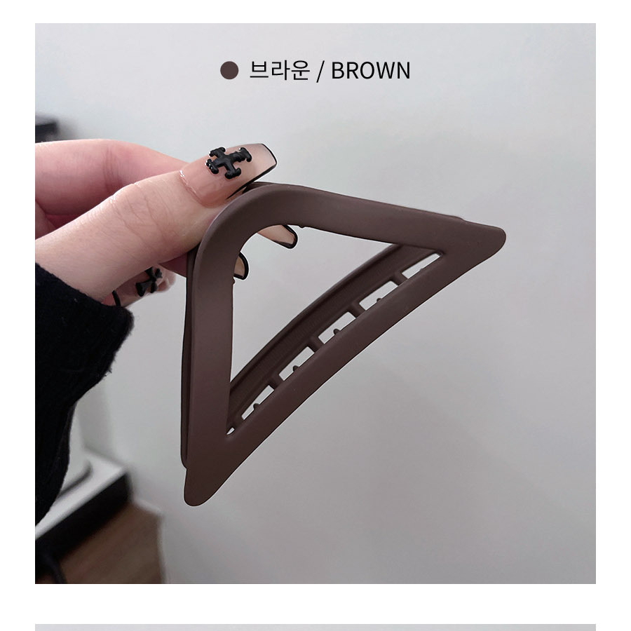 Женская заколка-краб в форме треугольника — современный акцент в стиле минимализм