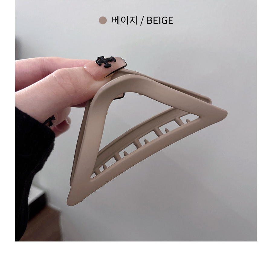 Женская заколка-краб в форме треугольника — современный акцент в стиле минимализм