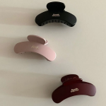 Женская матовая заколка-краб с округлым дизайном — универсальный аксессуар на каждый день