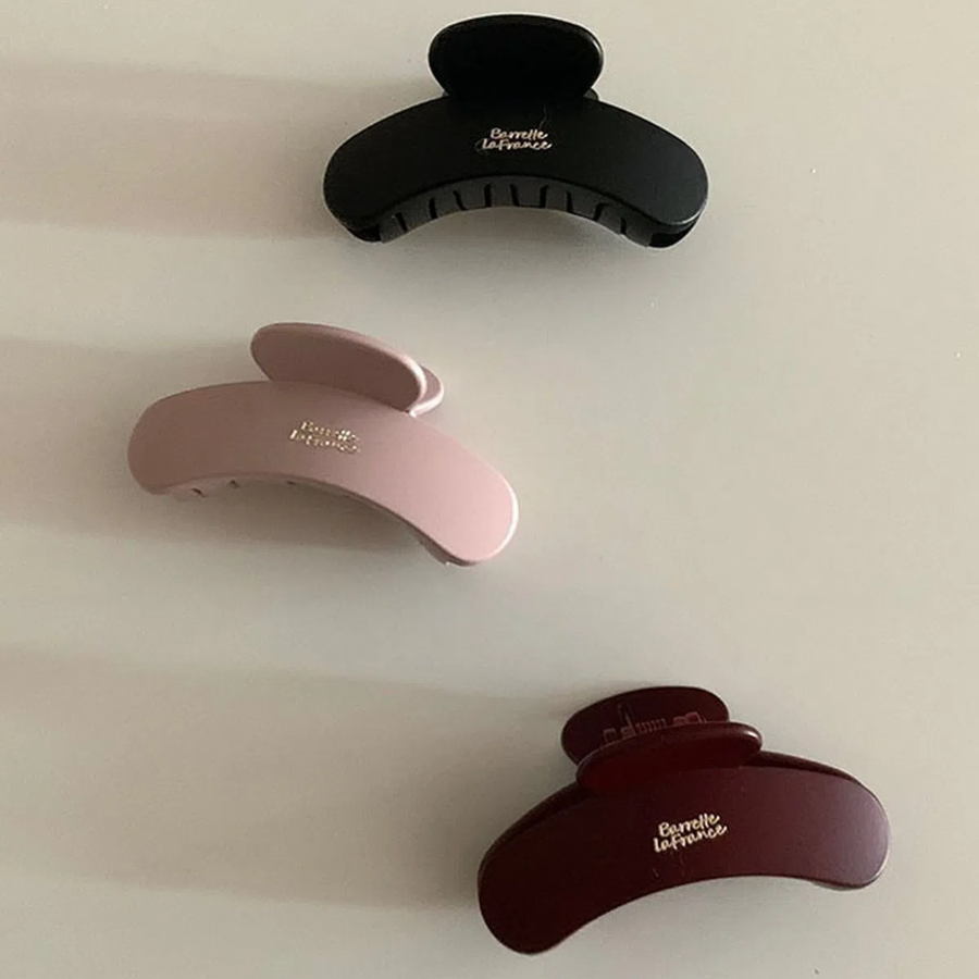 Женская матовая заколка-краб с округлым дизайном — универсальный аксессуар на каждый день