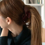 Женская матовая заколка-краб с округлым дизайном — универсальный аксессуар на каждый день