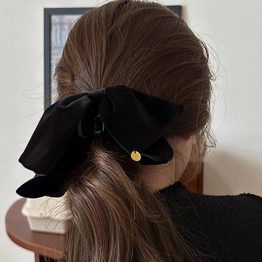 Женская замшевая заколка-краб с большим бантом — изящный акцент для праздничного образа