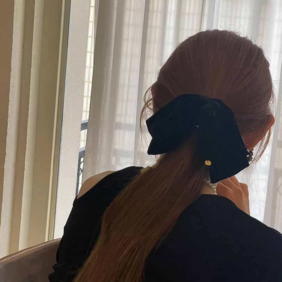 Женская замшевая заколка-краб с большим бантом — изящный акцент для праздничного образа