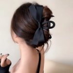 Женская большая заколка-краб с атласным бантом — нежный акцент для романтичного образа