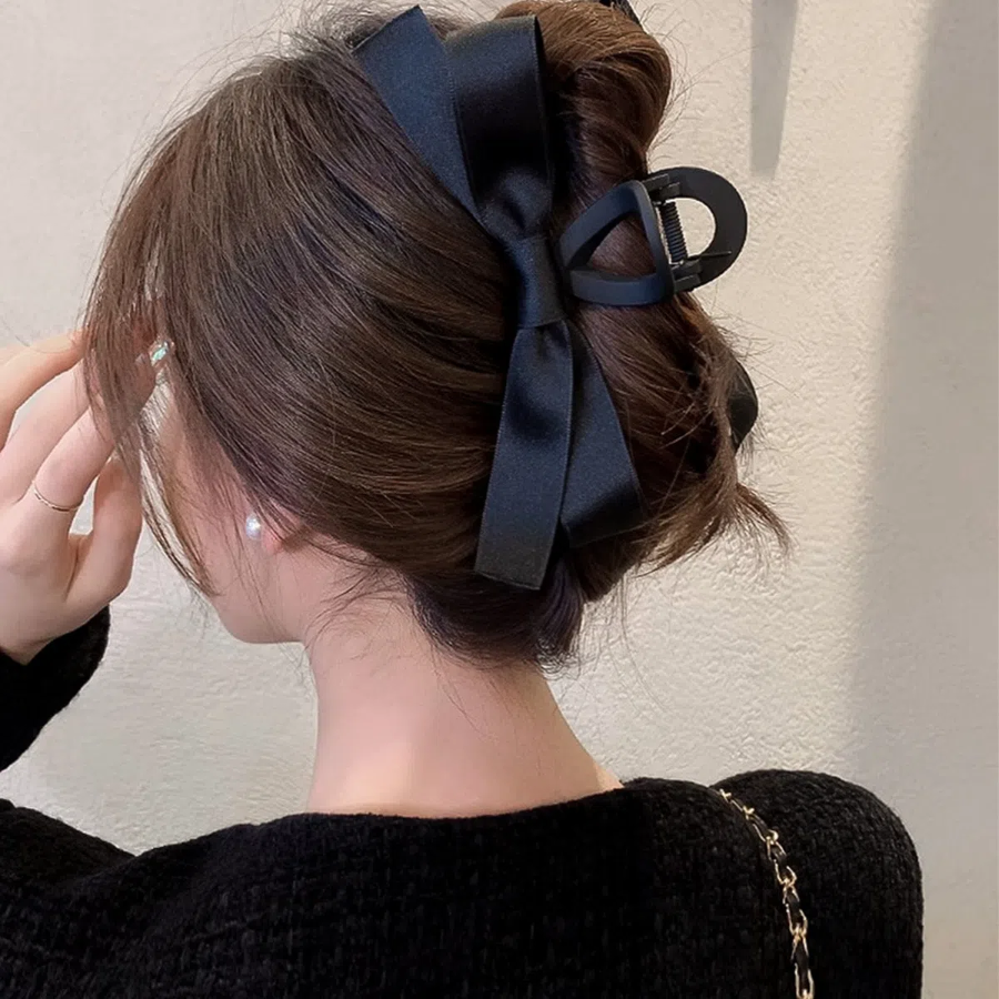 Женская большая заколка-краб с атласным бантом — нежный акцент для романтичного образа